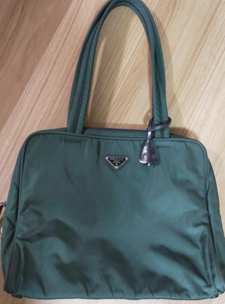 ずいぶん昔に買ったプラダのバッグがあります。今使っても時代遅れに
