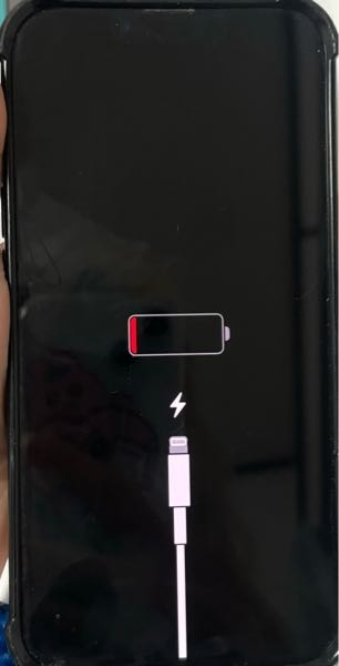 iPhoneがこの画面のままで充電が出来ませんどうしたら充電出