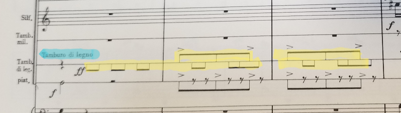 打楽器の「ウッドブロック」の楽譜の見方について教えて下さい。 添付の楽譜はハチャトゥリアンの「剣の舞」の中の、ウッドブロック（Tamburo di legno）の部分です。 通常の音符ではなく「線」だけで書いてあるのですが、これは具体的にはどのように演奏するのでしょうか？ （通常の音符表現に直すとどんな感じでしょうか？） よろしくお願いいたします。
