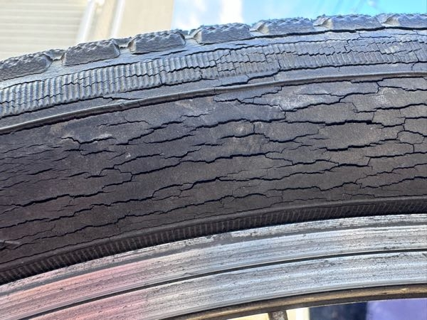 自転車　26インチ　※タイヤヒビ有 自転車のこのタイヤのひび割れはやばいですか？ - Yahoo!知恵袋