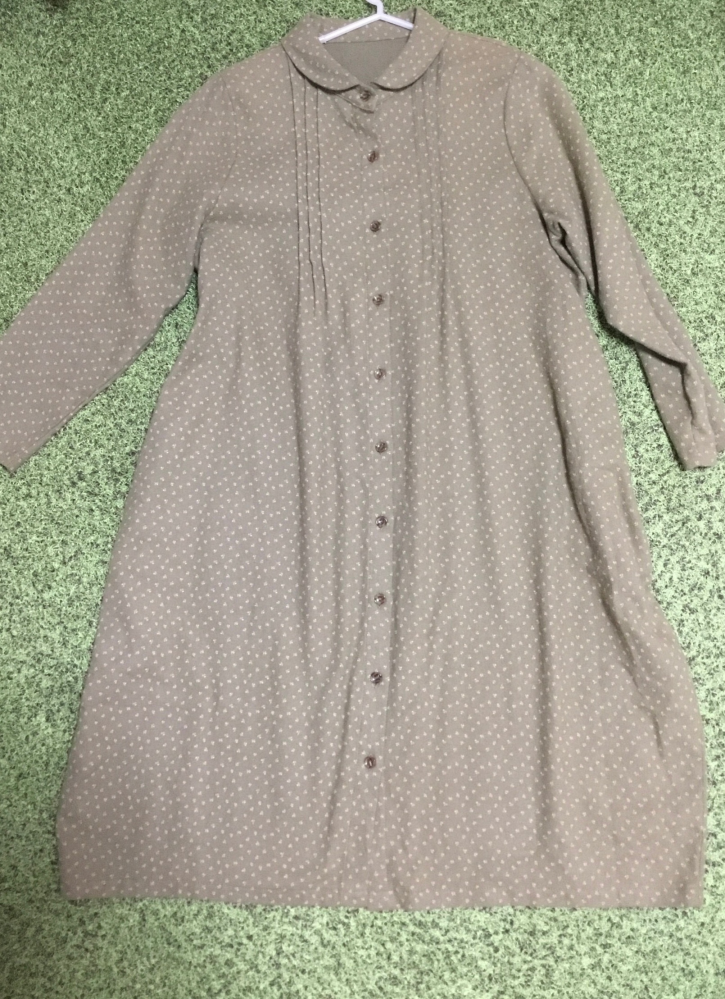 【大至急】 ①このワンピースに合う服を教えてください。 ②白いふわっとしたカーディガンを組み合わせるのはおかしいでしょうか。 このワンピースは着ると膝下くらいの長さになります。ワンピースだけだとパジャマのように見えてしまうので何か足して普段着にしたいのですが、何を合わせたら良いか分かりません。 回答お願い致します。