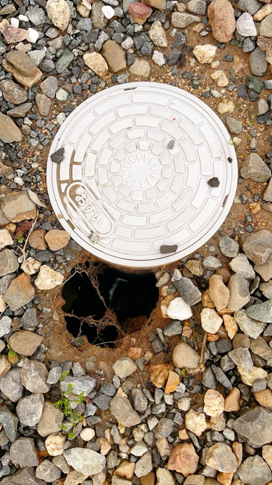 汚水枡の隣に穴が空いていました。新築を立てて3年目です。問題あ 