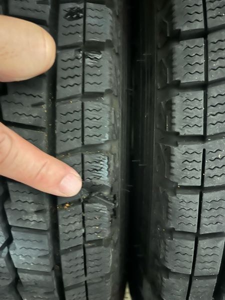 タイヤについて教えて下さい。タイヤの山が少し欠けてしまいました。危 