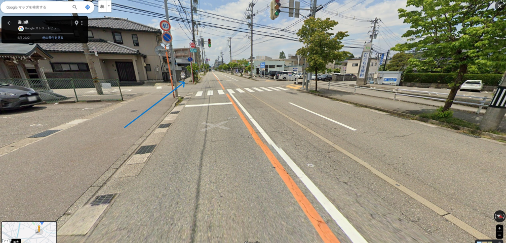 道路交通法について質問です。 下記の画像の信号が赤の場合は左の歩道上(青矢印)を自転車で通過することができるの でしょうか。それとも赤信号に従い停車しなければならないのでしょうか。