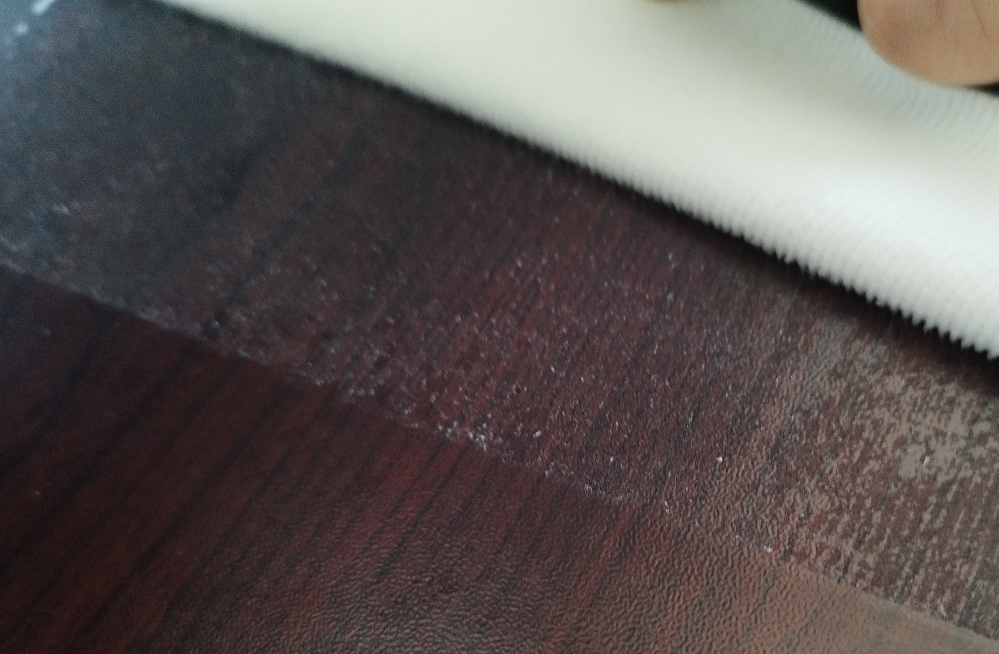 先週ゲーミングデスクを購入し組み立てたときに付属のマウスパッドを机に貼り付けたのですが別のマウスパッドを新しく購入したので 付属のパッドを剥がしたら跡が残ってしまいます、 この跡を消す方法はありますか？