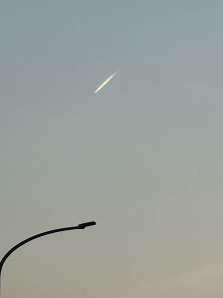今日の夕方頃に空に写真のような物があったのですが、これは隕石ですか？ 飛行機なら雲が伸びるはずですが雲は一切ありませんでした。