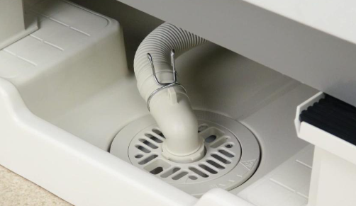 洗濯機の下の洗濯パンの排水のところがいまは普通に画像のように洗濯機のホースがついているのですが、ここに分岐して電気乾燥機からの排水をつなげるようにできるようなものか工夫ありますでしょうか？ 乾燥機からのホースは洗濯機からのホースより細いです。 これまでは洗濯パンのところに乾燥機ホースを垂らしてそのまま排水していたのですが、洗濯パンがななめに取り付けられているのか、水が溜まってしまいコバエが沸いたので、現在はトレーで受け止めており水を捨てるのが面倒です。
