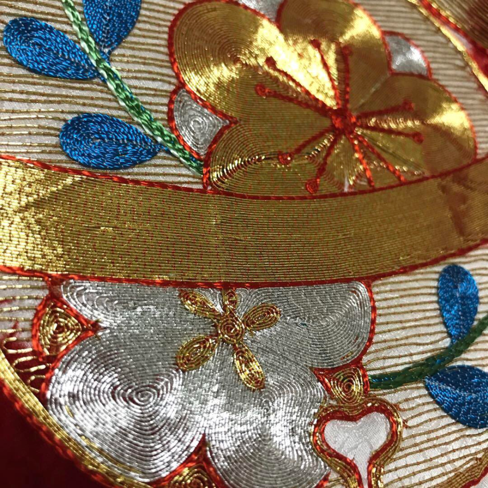 金駒刺繍について教えて下さい。画像の金駒刺繍ですが、梅の縁取りや