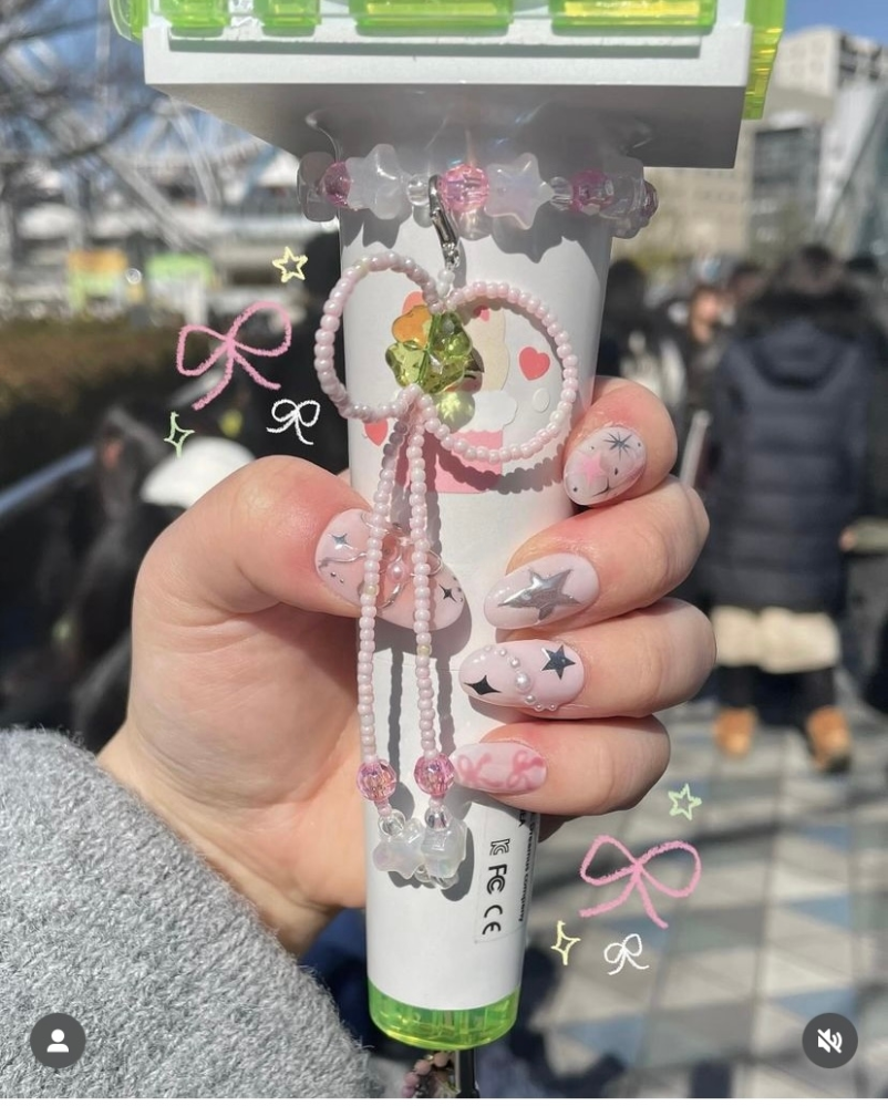 シズニのみなさんがよく草鈍器につけてるこういうリボンの シズニのみなさんがよく草鈍器につけてるこういうリボンの