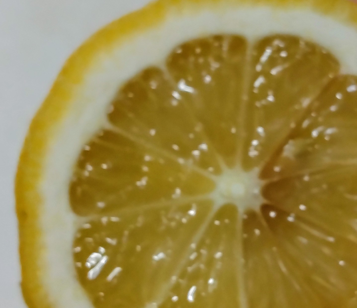 買ったばかりのレモンを切ったら、中が赤？になってました。 これは食べられますか？