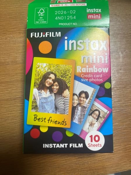 チェキ instax mini11のフィルムについて 楽天市場でinstax mini Rainbowを買いました。 写真を撮ってみても縁の色が変わりません。 どうすれば色が変わりますか？