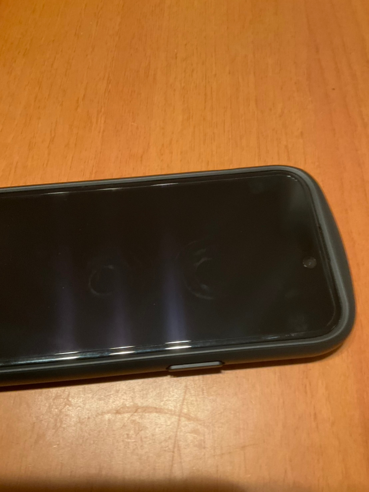 液晶画面に粘着性の物がついてしまいました - 保護フィルムをを剥がし