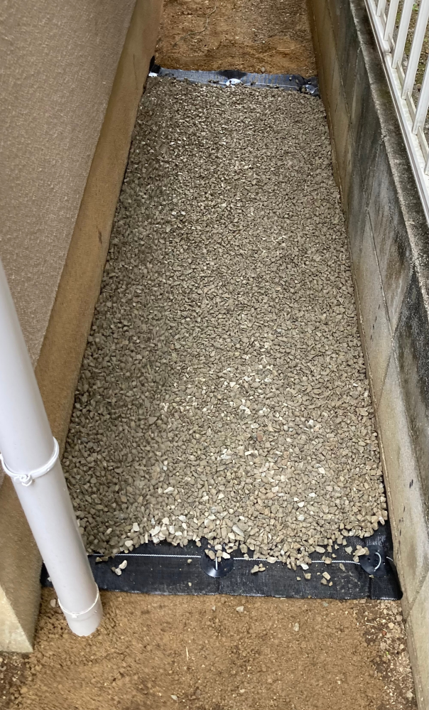 庭の室外機を置く場所に防草シートからのバラスを敷きました。ブロック 
