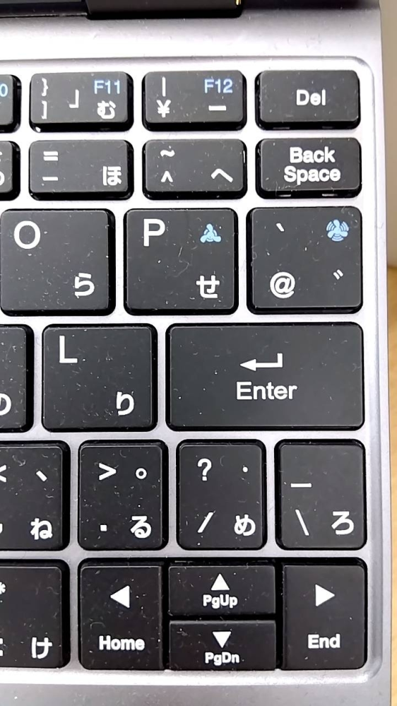 Windowsのキーボードの P と @ の所にある 青いプロペラ？ みたいなマークは何ですか？ ファンクションキーを押して何が出来るのでしょうか？