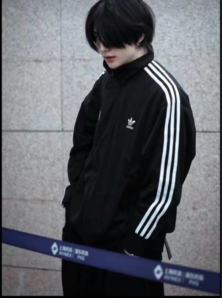 Straykidsのヒョンジンがきてるこのadidasの上着分かりますか Straykidsのヒョンジンがきてるこのadidasの上着分かりますか
