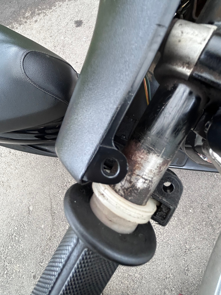 af35ZXでアクセルがとても重く下の写真の通りで錆による原因だと思いま