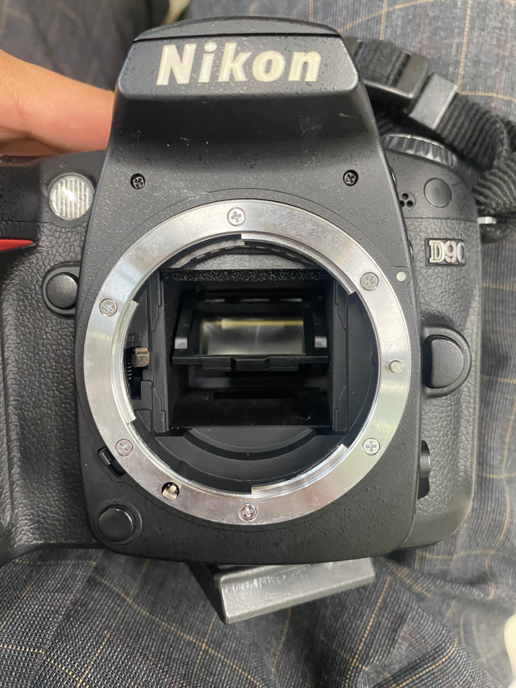 至急です！！NikonのD90がミラーアップ？したままでerrorから戻 