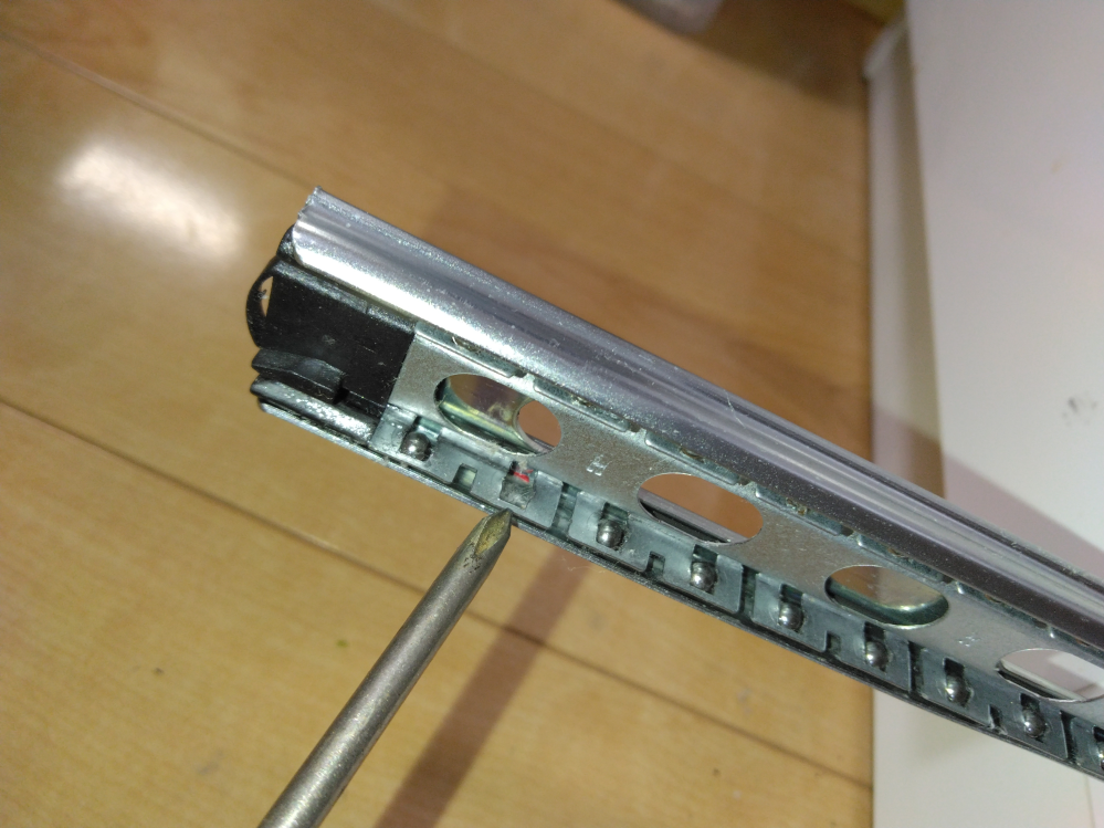 食器棚の引き出しのスライドレールが片方動かなくなりました。開ける 