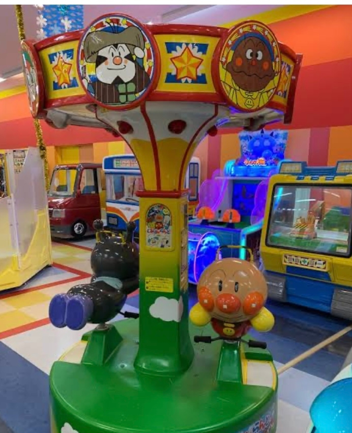 ゲームセンターのアンパンマンなどの子供用乗り物大人が乗るのはよく 