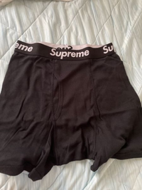 supremeのパンツをbuymaで購入したのですが、これって偽物ですか？ 裏側のsupremeのところの文字がsueになっていて気になります。もう一枚写真を貼りたいのですが、貼れないため、コメントしていただけると助かります。