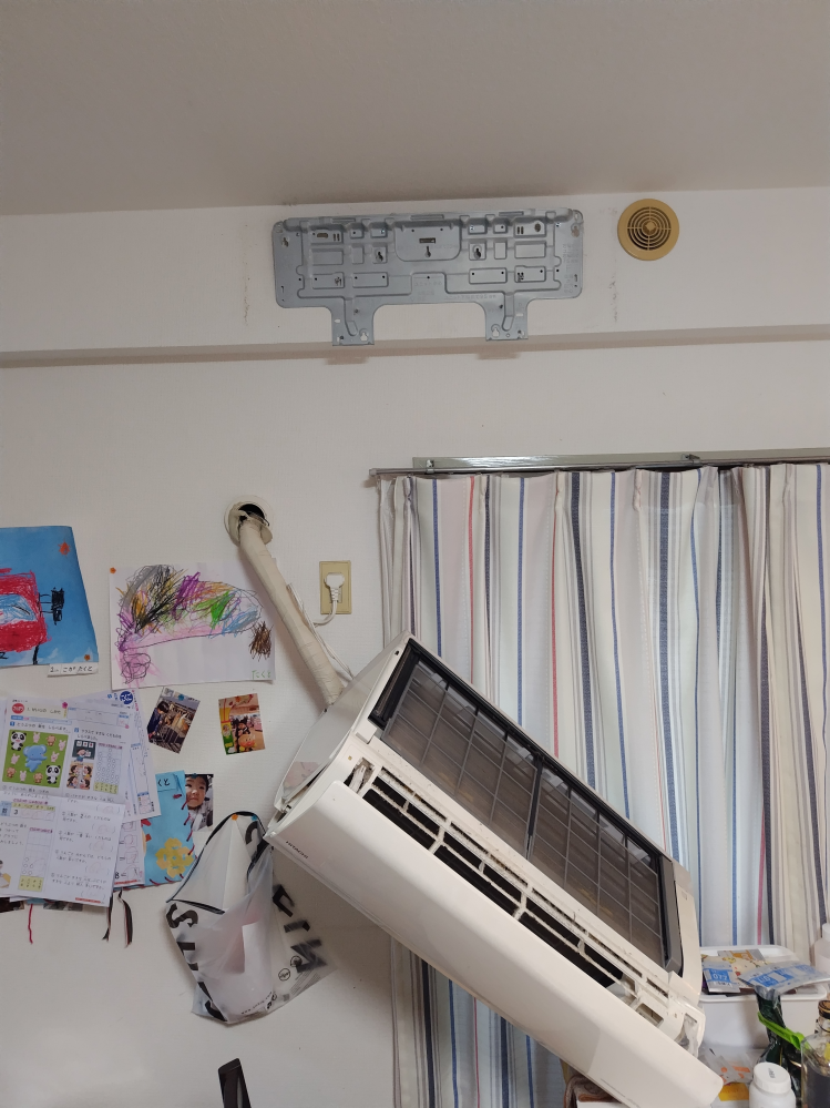 エアコンが落ちてきました。室内機が落ちてきてホースでぶら下がって 