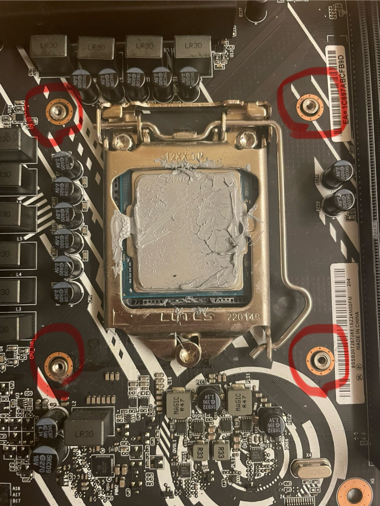 現在CPUを交換しようと思い、マザーボードにCPU簡易水冷をつける所まで