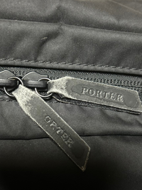 PORTERのショルダーバッグの部品が欲しいです。
ファスナーの摘む部分で、マジックテープで付いています。
すっかり色あせてしまい、あと少しで切れそうです。 この部分だけ購入できたらと思ったのですが、購入できるかどうかご存知の方いますでしょうか？
ネットで探してもイマイチよく分かりませんでした。