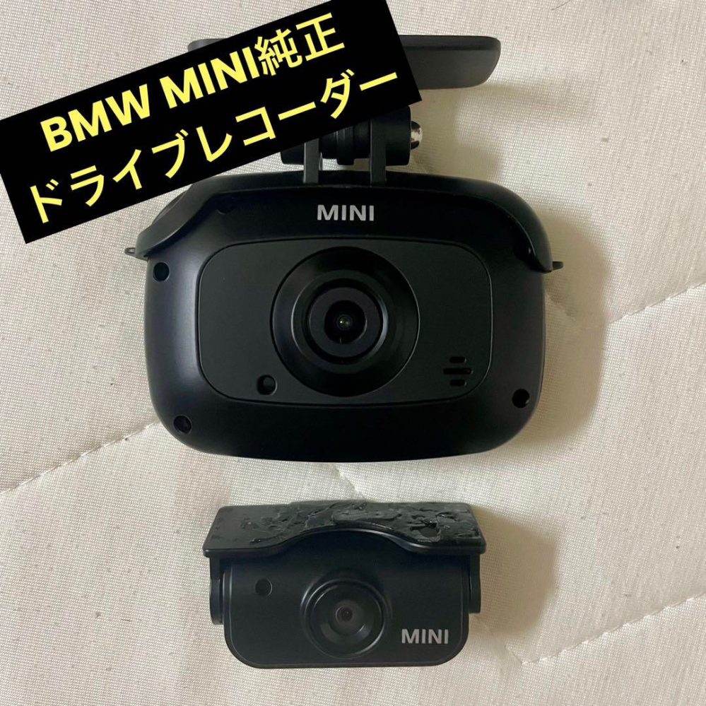 ドラレコのSDカードについて質問です。 先日、ヤフオクでMINI純正のドラレコ前後カメラ付き（型番 6590 2462 833 834 写真の物になります。）を入手したのですが、SDカードは付属していないので社外のSDカード（Sandisk Extreme Pro）をパソコンでフォーマットして使ってみたのですが、認識されず電源がオフになってしまいます。 ドラレコ本体でさらにフォーマットすればいけると思い込んでいたので、対処法に困っております。 そもそも、ドラレコにSDカード認識させるためのプログラムやサイトでのフォーマット等しなければダメなのでしょうか？ 機器の取り付けや整備はそこそこ出来るのですが、パソコンや機器のアップデート等は得意ではないので困っております。 どなたかご教授お願いします。