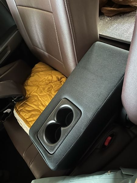 何度か質問させていただいてるのですが、 車の2列目シート真ん中の外し方知ってる方いらっしゃいませんか？ 車種はホンダクロスロードになります。 ここにシートカバーつけれなくて困ってます。