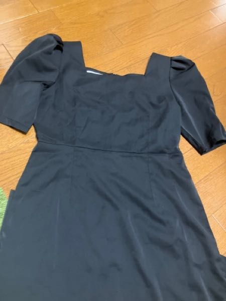 黒のワンピースを買ったのですが家で着てみたら喪服のように見えると気づき、困っています。肩に少しデザイン性があるものの丈が膝のちょい下で喪服に見えてしまう丈です。どうすれば可愛く着れますか？