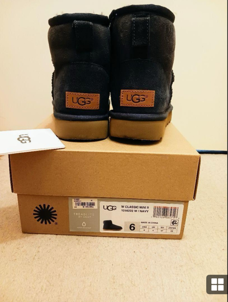 UGG ムートンブーツ クラシックミニⅡについて質問致します。 アメリカ正規店にて購入されたと書いてあります。 また下記の説明もあり本物なのか詳しい方宜しくお願い致します。 写真も添付してますが箱に、140ドルと書いてあります。安すぎるかなと思い質問致しました。 ※2024年1月現在、UGG公式サイトで¥ 27,500 (税込)。 黒、グレー、ピンクのみ。ネイビーは販売されていないようです。 宜しくお願い致します。