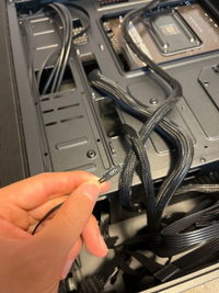 自作PCについて質問です。ケースのLEDボタンから伸びているこれは 