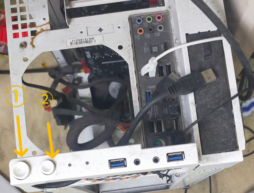 自作パソコンの電源の位置がわかりません。①②のどちらかでしょうか