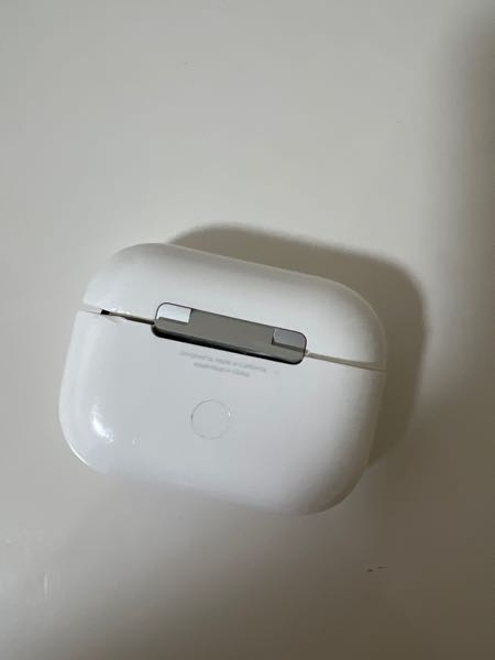 AirPodsケースが車に轢かれてしまいこうなってしまいました。充電がで