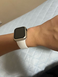 至急です。21歳の男性です。Apple Watchはミッドナイトです。このカバーとバンドの組み合わせ変ですかね？カバーも白にしたほうがいいですかね？ 