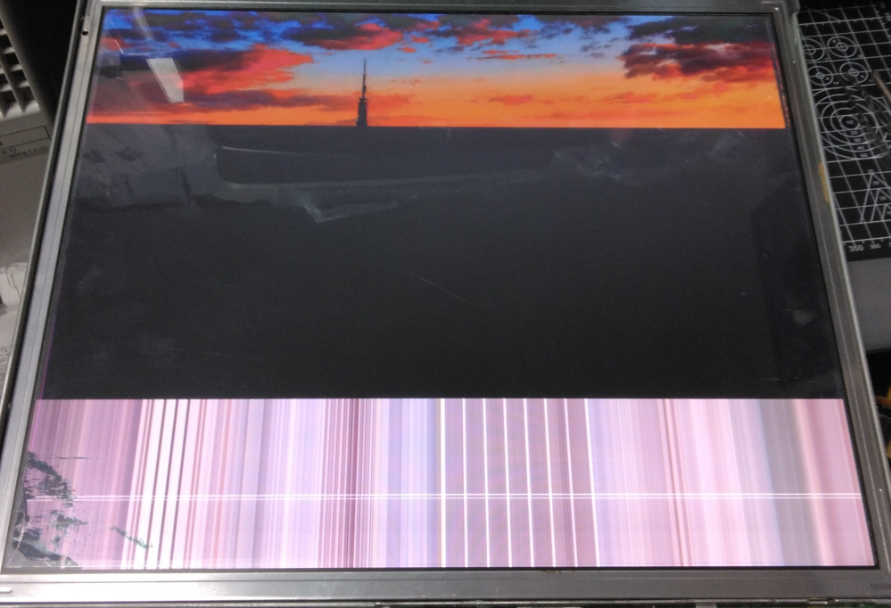ゲーミングモニターの液晶部分が割れてしまったのですが、どこに