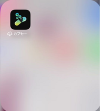 iPhoneユーザーです。

以前、他の人と写真や動画の受け渡しができるカプセルシェアというアプリを利用していたのですが、現在はAppStoreから消えてしまいました。 そして不運にもちょうどそのタイミングで、iPhoneの容量の問題でカプセルシェアが「画面上には存在するが一時的にアンインストールされた状態？」になってしまっていました(添付画像のような感じです)。

現在はアプリアイコンをタ...