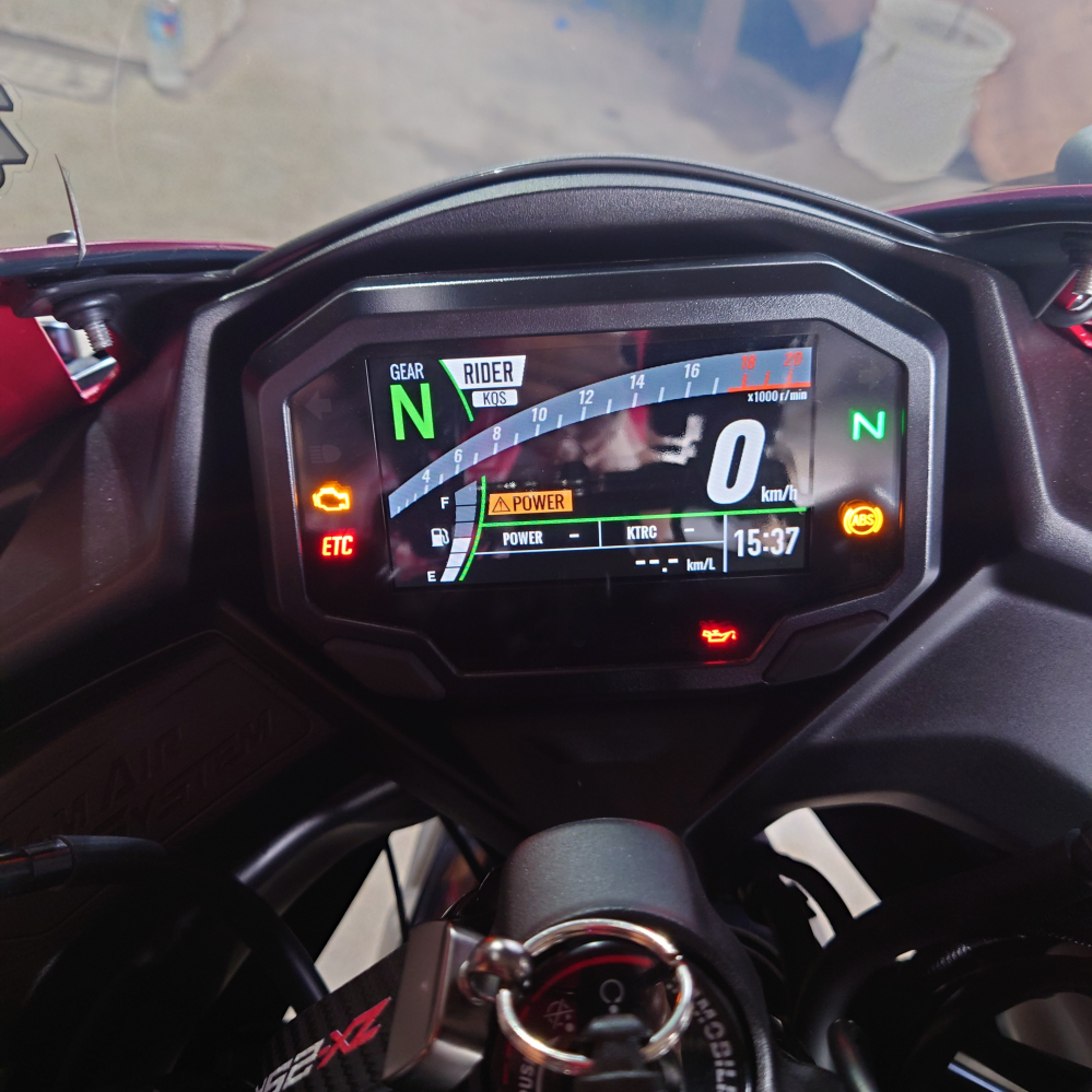 ニンジャのZX-25RSE（2023年式）で走行中液晶メーター - Yahoo!知恵袋
