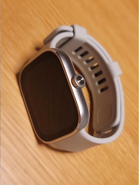 スマートウォッチのXiaomi redmi watch 4を購入したのですが フレームの反射している箇所(写真で反射している細いところ)に手垢などがついていたのでマイクロファイバークロスで拭いたところ 、光に当てると薄い緑色が浮かび上がって来ました。 光に当てないと分からず、よく見ないと分かりません。 フレームにはアルミニウム合金を使用しているようですが、拭きすぎたり磨きすぎたりするとそのように変色してしまうのでしょうか？？