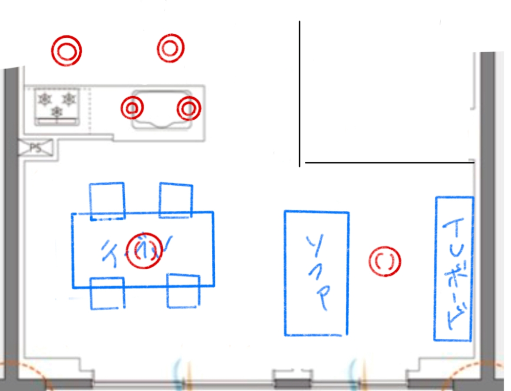 リビングダイニングの配灯計画について 新築マンションを購入しました。 現在オプション選択真っ只中です。 ダウンライトを採用したいのですが、配灯に悩んでおります。 画像はガタついていますが、 LDKの図面、すでに決まっているダウンライト、引掛シーリング、配置を想定している家具を書いています。 以下まだハッキリとは決まっていませんが、 リビング、ダイニング共にペンダントライトを採用予定です。 ダイニングとダイニングでそれぞれ配線？を分ける予定です。 ダウンライトは100w調光付です。 それぞれの部屋の4つ角に合わせて配灯するのが天井も綺麗だと思うのですが、 それをするとリビングのソファ真上にダウンライトがきてしまい、ちょっと横になった時に眩しくなりそうだなーと思っています。 アイデアあればいただきたいです...！