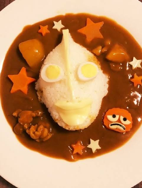 お昼ご飯？ 今日のお昼ご飯は、ウルトラマンカレーですか？