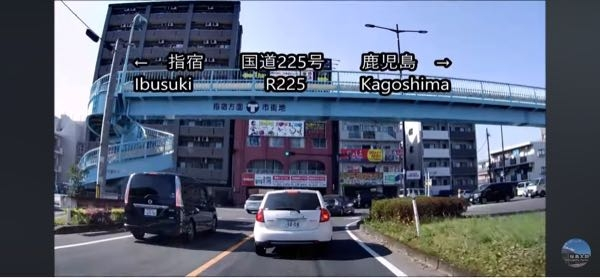 このt時交差点で原付きで右折する時どうしますか？ 自分は原付きでスピード遅いので隣の左車線から右折だと思うのですが左車線の中でも右折するなら左車線の右に寄って右折した方がいいですか？ それとも左車線の左に寄ったまま右折でいいのですか？ https://youtu.be/tNRLvroxxMM?si=KC9N3dtl4cDSMgil