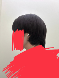 髪型について質問です。
現在ウルフヘアにしたく襟足や横髪を伸ばしているのですが、どうしても写真のように襟足が前に行ってしまいます。
ドライヤーやアイロンをしっかりと当てても改善が見られません。 改善の方法や、カットの方法などがあれば教えてください。
またこの髪型の状態でウルフヘアと言えるのでしょうか？