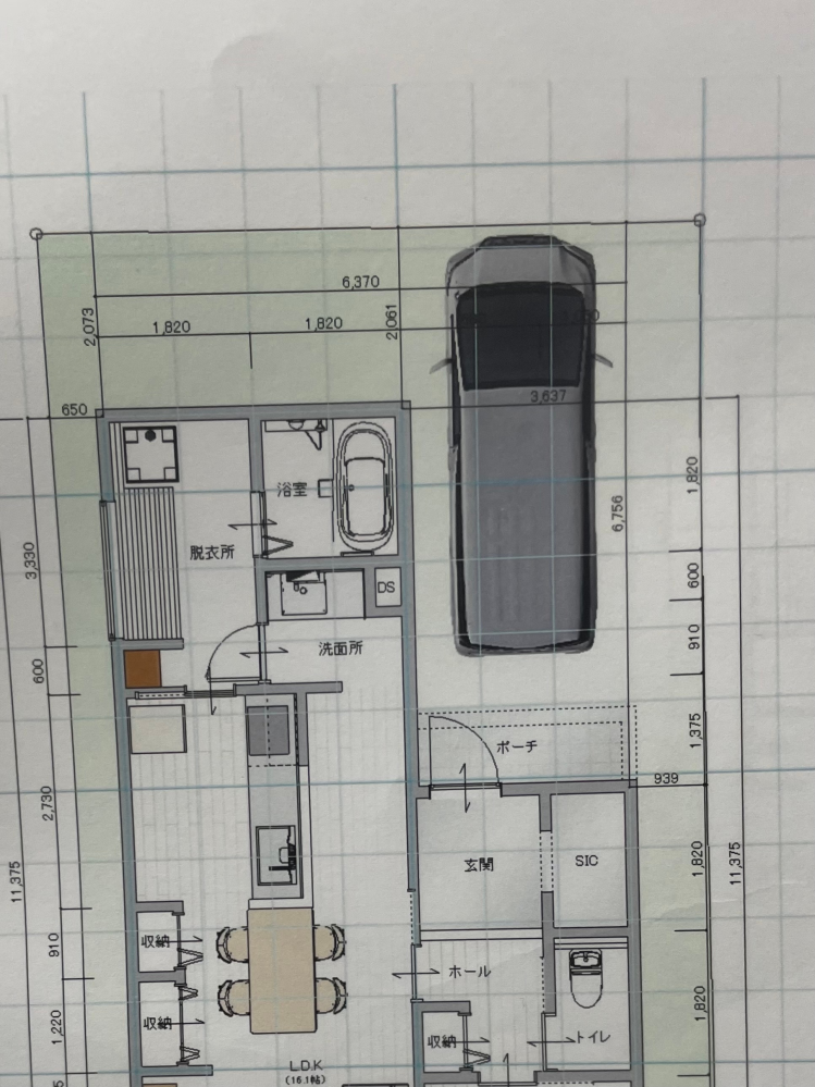 戸建の駐車場横にスロープを考えてます。 ポーチの高さは430mm程度です。 車椅子用のスロープなんですが、通路の幅は750mmでいけるかなと考えてます。 手すりも、最低限必要なとこだけでいいです。 車は今は全長4,330mm、全幅1,790mm いずれはミニバン等に乗換たいと思ってます。 狭いところですが、玄関ポーチまでスロープはつくれそうですか？ またどのような形がコンパクトにできますか？ よろしくお願いします。