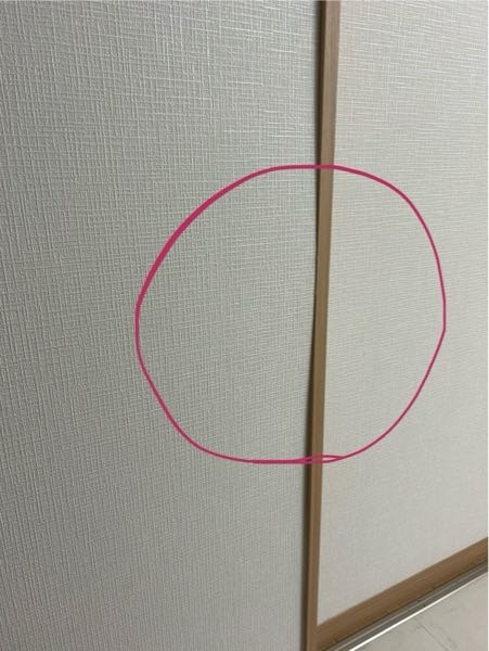 家の壁について 建売住宅を買って2年ほど経ちましたが、お風呂場の壁が1部浮いてしまっています。 押すとへこんで元の位置に戻るのですが、時間が経つとまた写真と同じように膨らんできてしまいます。 お風呂場の壁なので湿気等で膨らんでしまっても仕方ないのですが、見る度に膨らみが気になってしまいます。 家のことについて詳しい方にご質問なのですが、このような場合抑えたりできるようなものはホームセンターなどで買えるのでしょうか？ 素人でも簡単に補修等ができるのであれば、その商品の名前や大体の値段なども分かれば教えて頂きたいです。 よろしくお願いします。