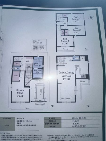 添付のような、３階建ての間取りの場合、収納や家族構成、日々の動線を考慮すると、 ①寝室をどこに配置？ ②子ども部屋をどこに配置？ でしょうか？ 子どもは、２人います。 まだ小学生低学年 男の子と未就学児 女の子なので、ダブルベッドでぼくたちと寝ています。 寝室を３階に配置するなら、３階にトイレがないので、夜中とかに不便かな、、とか、 やがて子ども部屋を２人分用意するなら、最初から寝室は１階なのかな、、とか、 朝起きたときに朝陽を浴びるなら、寝室は３階バルコニー部屋なのかな、、とか、 広さは１階なので寝室にすべきなのか、 ３階のバルコニー部屋はクローゼットが防災用備蓄庫としての容量のようです、 いろいろ考えて迷っています。 みなさまのご経験からも、ご意見いただければ幸いです。 よろしくお願いいたします。