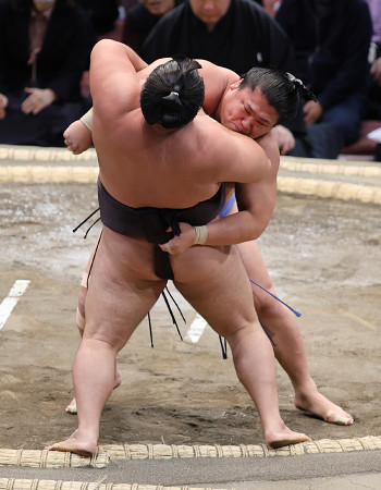 コレは 霧島は残念な出だし だけども逆に言うと荒汐の三世が 久しぶりの上位戦での張り切り なんでしょうかね？ 九州場所 初日は霧島vs若隆景 立ち合いから突き合っての 差し手争いの攻防 から 右四つになって 若隆景が左のおっつけで寄り立てて土俵際の霧島の左網打ちを許さず最後はもろ差しで左下手から寄り切り この相撲の対戦成績がこれで 霧島 7-5 若隆景 この2人は2023年 初場所以外の対戦で 前回対戦の後 で若隆景はケガして長期間休場があり 霧馬山 改め 霧島も 一度 大関 にはなったが 6場所で陥落して 秋場所の 12勝3敗 で もう一度再チャレンジという 状況の中での初日 ではあったか 今回は久しぶりに 上位に戻ってきた若隆景が