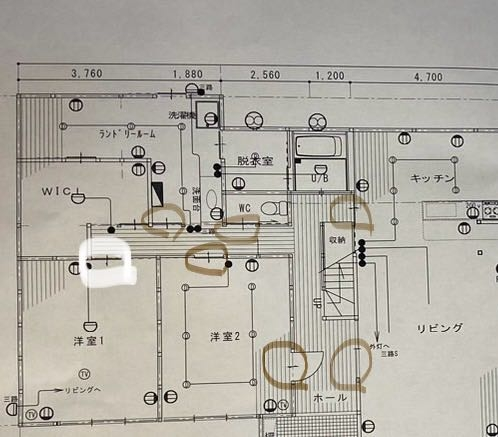 木造二階建て平屋をリフォーム中ですが１階の2部屋と、洗面室入口などの建具全部バラバラの色だとおかしいですかね？ リフォーム中ですが、画像の〇部分の建具の色がバラバラだとおかしいですかね？ 白の