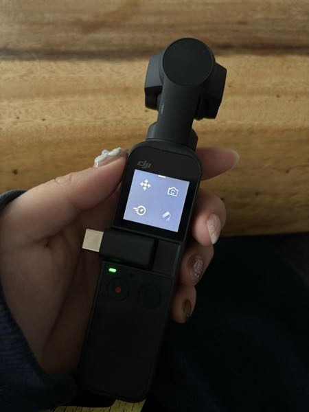 osmo pocket2について質問です。 セルフィーモードが使えません、、なぜですか？ 機能ボタンを3回押しても切り替わらず、2回押した時にできる中心に戻すというアクションしか起こりません。 今朝はできていたのに…… あとワイヤレスモード？はどうするのでしょうか？ 取扱説明書もよくわかりません わかりやすく教えていただけるとありがたいです