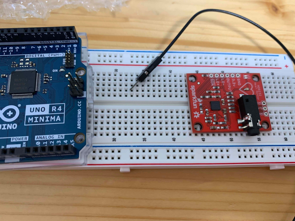 電子工作について質問です． 添付写真のような，Arduinoとセンサーをブレッドボードを介して接続する場合，どのようにワイヤーを接続するのがベストでしょうか？ 現在は，ワイヤーをセンサーの穴（ピン）に刺してArduinoと接続していますが接触が悪い状態です．センサーはAD8232を使用しており，生体情報を測定する部品なので，がっちり固定する必要があります（体の揺れでノイズが入ってしまうので，，，）． 心優しい方，どうかご教授ください．